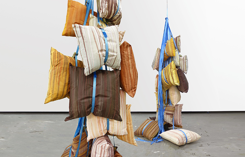 Harmoniestreben oder der Siegeszug der Freischwinger, 2018 | acrylic on canvas | pillows, straps Abbildung 1 - Installationen