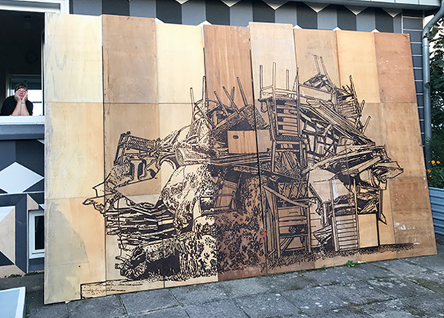 Severed dragonhead, 2023 | pyrography on pasting tables, wooden and metal construction, 300 x 480 x 60 cm Abbildung 6 - Installationen
